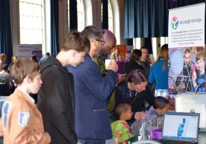 fabulous-Phil-FABLAB-at-Enginuity-wowing-the-crowd-with-the-3D-printer